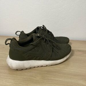 Nike Roshe Olive Green Shoes Size 6.5